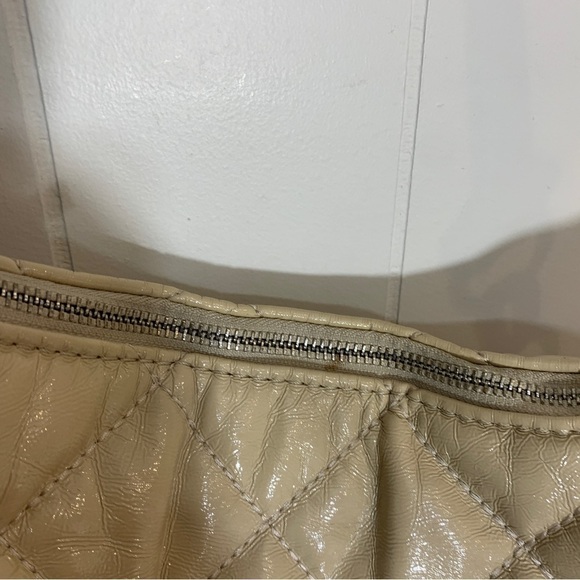 GUESS Large Cream And Black Quilted Satchel - Picture 8 of 14